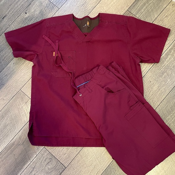 Mens Burgundy Scrub Uniform Set - Picture 1 of 14